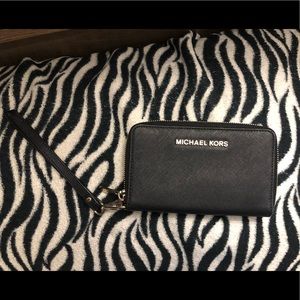 Authentic Micheal Kors Wristlet like new